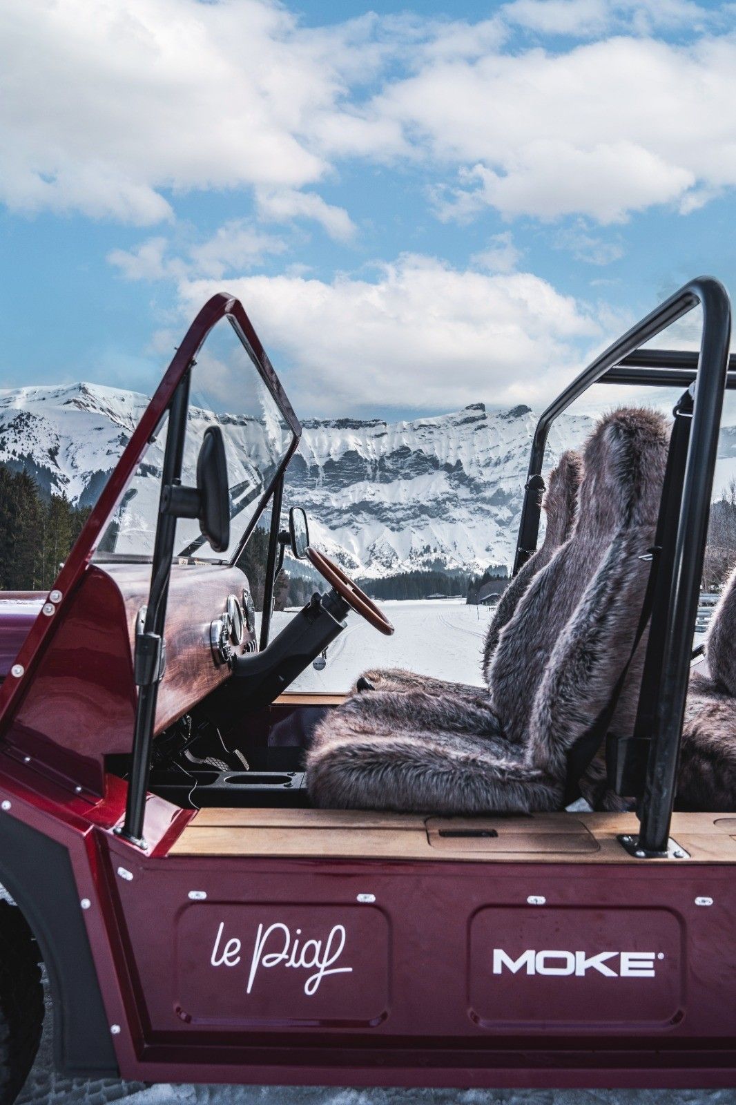 Intérieur Mini Moke sur mesure Snow Moke avec sièges en fausse fourrure et finitions bois